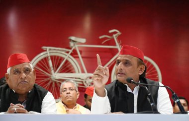 LUCKnow, INDIA - 10 Nisan 2024: Samajwadi Parti Başkanı Akhilesh Yadav, 10 Nisan 2024 tarihinde Hindistan 'ın Lucknow kentinde yapılacak Samajwadi Parti ofisinde yapılacak Lok Sabha seçimleri için parti manifestosunu açıkladıktan sonra basın toplantısı düzenledi..  