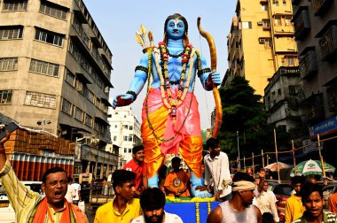 KOLKATA, INDIA - 17 Nisan: Hindu dindarlar, 17 Nisan 2024 tarihinde Hindistan 'ın Kolkata kentinde düzenlenen Ram Navami festivaline katılmak için dini bir törene katıldılar..