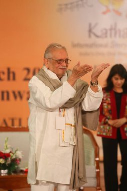 NEW DELHI, INDIA - 17 Mart 2024: Bollywood söz yazarı Gulzar, 17 Mart 2024 'te Delhis Bharat Mandapam, Pragati Meydan' da düzenlenen 17.