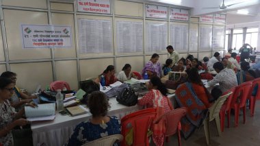 THANE, INDIA - 4 Nisan 2024: Thane Collector ofisindeki Niyojan Bhawan 'da yapılacak Lok Sabha seçimleri için 4 Nisan 2024' te Hindistan 'ın Thane kentinde seçim görevlisi olarak görev yapacak. Fotoğraf: Praful Gangurde / Hindustan Times)