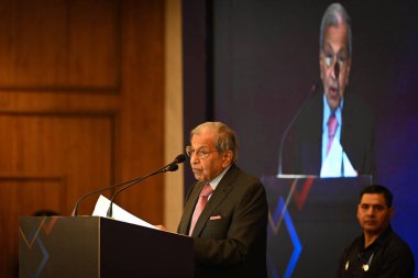 NEW DELHI, INDIA - 6 Nisan 2024: Hindistan 15. Finans Komisyonu Başkanı NK Singh, eski Hindistan Cumhurbaşkanı Ramnath Kovind Kovind 'den 2023 tarihli TIOL Mali Miras Ödülü' nü aldığı ödül töreninde toplantıya sesleniyor.. 