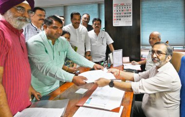 NEW DELHI, INDIA - 18 Nisan 2024: BJP Delhi Belediye Başkanı adayı Kishan Lal, 18 Nisan 2024 tarihinde Yeni Delhi, Hindistan 'da Delhi Belediye Başkanlığı seçimlerine adaylığını koydu. (Fotoğraf: Sanjeev Verma / Hindustan Times)