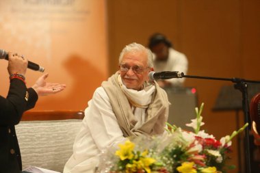 NEW DELHI, INDIA - 17 Mart 2024: Bollywood söz yazarı Gulzar, 17 Mart 2024 'te Delhis Bharat Mandapam, Pragati Meydan' da düzenlenen 17.