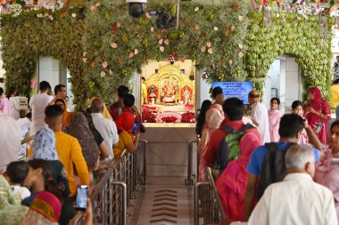 NEW DELHI, INDIA - 9 Nisan 2024: Navratri festivalinin ilk gününde Yeni Delhi, Hindistan 'daki Jhandewalan Tapınağı' nda namaz kılmak için bekleyenler 9 Nisan 2024 Salı günü. (Fotoğraf: Arvind Yadav / Hindustan Times)