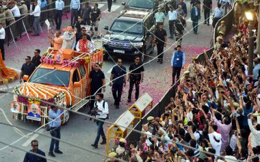 GHAZIABAD, INDIA - APRIL 6, 2024: Başbakan Narendra Modi ve UP Genel Sekreteri Yogi Adityanath, 6 Nisan 2024 tarihinde Hindistan 'ın Gaziabad kentinde yapılacak Loksabha seçimleri öncesinde Gaziabad, Hindistan' da düzenlenen Gaziabad yol gösterisinde.