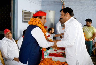 NOIDA, INDIA - 10 Nisan 2024: Samajwadi Partisi (SP) adayı Dr. Mahendra Nagar, 10 Nisan 2024 tarihinde Hindistan 'ın Noida kentinde, 51.. 