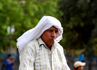 NOIDA, INDIA - 5 Nisan: sıcak bir yaz gününde Hindistan 'ın Noida şehrinde, 5 Nisan 2024 tarihinde, 38. bölgede görüldü.. 