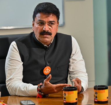 MUMBAI, INDIA - 30 Nisan 2024: Bombay Güney Lok Sabha seçmen bölgesi adayı ve Şii Sena milletvekili Rahul Shewale, 30 Nisan 2024 tarihinde Hindistan, Mumbai 'de yapılan bir söyleşi sırasında.