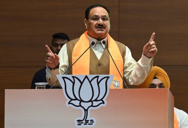 NEW DELHI, INDIA - APRIL 27, 2024: BJP Ulusal Parti Başkanı JP Nadda Delhi Sih Gurdwara Yönetim Komitesi 'nin 7 üyesi arasında Sih halkına seslenirken, Parminder Singh Noni, Parminder Singh Lucky, Bhupender Singh Ginni.