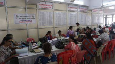 THANE, INDIA - 4 Nisan 2024 Thane, Hindistan 'daki Niyojan Bhawan' da yapılacak Lok Sabha seçimleri için seçim görevlisi olarak görev yapıyor..