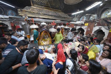 NEW DELHI, INDIA - 11 Nisan 2024: 11 Nisan 2024 tarihinde Hindistan 'ın Yeni Delhi kentinde devam eden Navratri festivali sırasında Nehru Place' deki Kalka ji Mandir (Tapınak) 'de yoğun aceleyle dua etmek.
