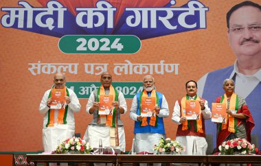 NEW DELHI, INDIA - APRIL 14: Başbakan Narendra Modi ve BJP Başkanı JP Nadda, Lok Sabha Seçimleri için BJP 'li Sankalp Patra' nın 14 Nisan 2024 tarihinde Hindistan 'ın Yeni Delhi kentinde BJP Genel Merkezi' nde başlatılması sırasında. BJP seçim bildirisi 