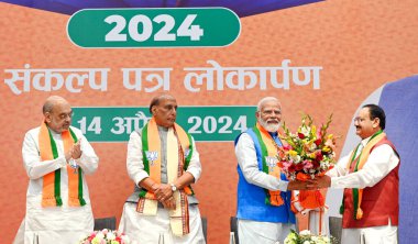 NEW DELHI, INDIA - APRIL 14: Başbakan Narendra Modi ve BJP Başkanı JP Nadda, Lok Sabha Seçimleri için BJP 'li Sankalp Patra' nın 14 Nisan 2024 tarihinde Hindistan 'ın Yeni Delhi kentinde BJP Genel Merkezi' nde başlatılması sırasında. BJP seçim bildirisi 