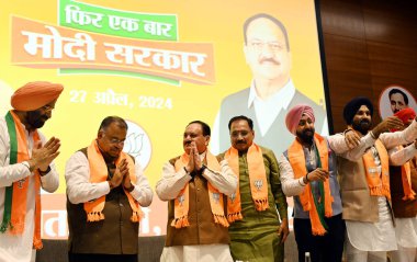 NEW DELHI, INDIA - 27 Nisan: Delhi Sikh Gurdwara Yönetim Komitesi üyeleri Bharatiya Janata Partisi (BJP) genel başkanı J P Nadda ve Delhi BJP genel sekreteri Virendra Sachdeva, parti genel sekreteri Tarun Chugh 