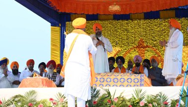 NEW DELHI, INDIA - APRIL 27, 2024: Delhi Fateh Diwas 'da (Delhi Zafer Günü), Delhi Sikh Gurdwara Yönetim Komitesi (DSGMC) tarafından düzenlenen Mata Gujri Ji' nin 400. doğum yıldönümü anısına dua eden Sih Devotees).