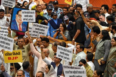 NEW DELHI, INDIA - 26 Nisan: BJP ve AAP MCD meclis üyeleri 26 Nisan 2024 'te Hindistan' ın Yeni Delhi kentinde düzenlenen MCD ev toplantısında birbirlerini protesto ettiler. 