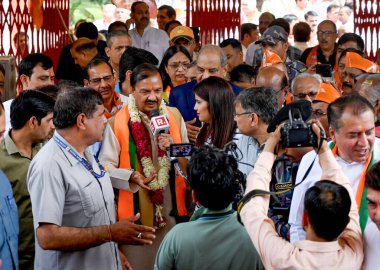 GREATER NOIDA, INDIA - 3 Nisan 2024 tarihinde Gautam Budh Nagar milletvekili adayı Mahesh Sharma (Merkez) adaylığını 3 Nisan 2024 tarihinde Hindistan 'ın başkenti Büyük Noida' da sundu.. 