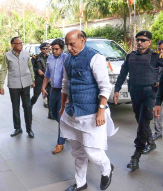 NEW DELHI, INDIA - APRIL 4, 2024: Yeni Delhi, Hindistan 'da 4 Nisan 2024 tarihinde DDU Marg' daki BJP Genel Merkezi toplantısında Savunma Bakanı Rajnath Singh ve BJP Manifesto Komitesi diğer üyeleriyle birlikte. (Fotoğraf: Vipin Kumar / Hindustan Times)