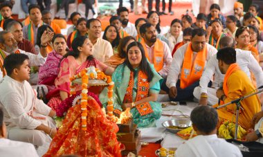 NEW DELHI, INDIA - 30 Nisan 2024: Yeni Delhi BJP adayı Bansuri Swaraj, aile üyesi ve BJP Prayer ve Hawan ile birlikte Tughlak Lane 'de yapılacak Lok Sabha seçimleri için aday gösterilmeden önce.