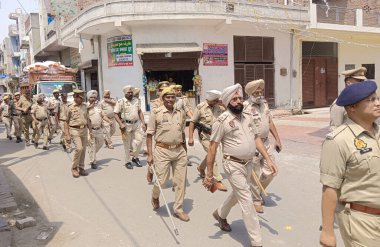 GHAZIABAD, INDIA - 23 Nisan: Gaziabad up polisi 23 Nisan 2024 'te Hindistan' ın Gaziabad kentinde bayrak yürüyüşü yapıyor. Lok Sabha seçimlerinin ikinci safhası 26 Nisan 'da yapılacak.. 