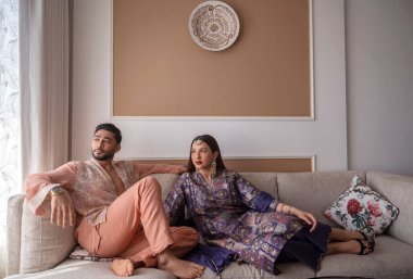 MUMBAI, INDIA - 5 Nisan 2024: (EDITOR 'un Notu: Bu, Hindustan Times' ın özel bir görüntüsü) Bollywood oyuncusu Gauahar Khan ile aktör, Sosyal Medya Etkisi ve kocası Zaid Darbar, HT City ile özel bir röportaj sırasında poz verdiler 