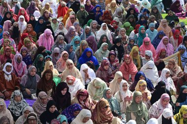 SRINAGAR, INDIA - 7 Nisan 2024 'te Hindistan' ın Srinagar kentindeki CP 'de insanlar sıcaktan korunmak için üzerlerini örtüyorlar. Bayram namazı barışçıl bir notayla sona erdi, uyum ve birlik ruhunu daha da güçlendirdi..