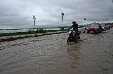 SRINAGAR, INDIA - 29 Nisan 2024 'te Hindistan' ın Srinagar kentinde, Dal Gölü kıyısındaki bulvar yolundan geçen araçlar. (Fotoğraf: Waseem Andrabi / Hindustan Times)