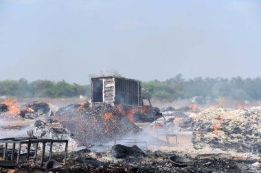 GURUGRAM, INDIA - 21 Nisan 2024 tarihinde Hindistan 'ın Gurugram kentinde, Dwarka otoyolu yakınlarındaki Bajghera köyünde büyük bir yangın çıktı, itfaiye yetkilisi bu olayda kimsenin yaralanmadığını söyledi.. 