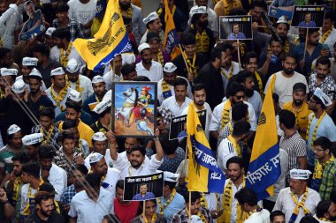 NEW DELHI, INDIA - APRIL 27, 2024: Yeni Delhi, Hindistan 'da 27 Nisan 2024 tarihinde yapılacak Lok Sabha Seçimleri için Delhi Baş Bakanı Arvind Kejriwal' ın eşi Sunita Kejriwal 'ın yol gösterisine AAP çalışanları katıldı..