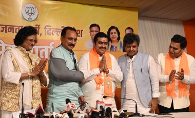 NEW Delhi, INDIA - 16 Nisan 2024: Praveen Kumar Batı Delhi 'den Meclis Başkanı Jai Kishan' ın oğlu ve Kongre Başkanı Prateek Anand ve BJP 'ye katılan diğer kongre liderleri. 