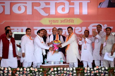 GREATER, NOIDA, INDIA - 23 Nisan 2024: Bisahda köyü Dadri 'deki Seçim Kampanyası mitinginde BJP Gautam Budh Nagar Adayı adayı Dr. Mahesh Sharma ve diğer BJP liderleri ile birlikte Savunma Bakanı Rajnath Singh.