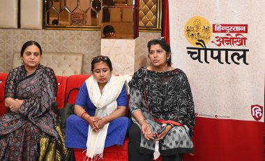 NEW DELHI, INDIA - 10 Nisan 2024 tarihinde Hindistan 'ın Yeni Delhi şehrinde yapılacak olan Raghu Nath Tapınağı Krishana Nagar seçimlerinde Anokhi Panchayat (kadın parlamentosuna) katılan Doğu Delhi Lok Sabha seçmenleri. 