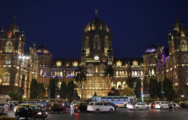 MUMBAI, INDIA - 16 Nisan 2024: Chhatrapati Shivaji Maharaj Terminus Hindistan demiryolu 171 yılını Mumbai, Hindistan 'da tamamladı. Hindistan 'ın Thane' e giden ilk tren yolculuğu 171 yıl sürdü..