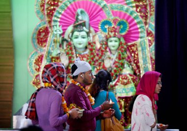 NOIDA, INDIA - 9 Nisan 2024 'te Noida, Hindistan' da Chaitra Navratri festivalinin ilk gününde Sanatan Dharm Mandir, 19. (Fotoğraf: Sunil Ghosh / Hindustan Times) 