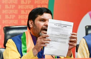 NEW DELHI, INDIA - 4 Nisan 2024 tarihinde Hindistan 'ın başkenti Yeni Delhi' de bulunan DDU Marg 'daki BJP genel merkezinde BJP' ye katılan Kongre Ulusal Sözcüsü Gourav Vallabh, BJP 'ye katıldı.