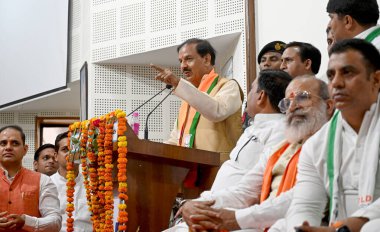 GREATER NOIDA, INDIA - 3 Nisan 2024: Gautam Budh Nagar 'dan BJP Adayı Parlamento Seçmenleri Mahesh Sharma, 3 Nisan 2024 tarihinde Hindistan' ın başkenti Büyük Noida 'da Bilgi Parkı III' teki Sharda bir toplantıda konuşma yaptı.. 