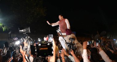 NEW DELHI, INDIA - 3 Nisan 2024: AAP lideri Sanjay Singh, Tihar Hapishanesi 'nden salıverildikten sonra 3 Nisan 2024' te Yeni Delhi, Hindistan 'da kalabalığa el sallıyor. AAP milletvekili Sanjay Singh Çarşamba günü Tihar hapishanesinden çıktı 