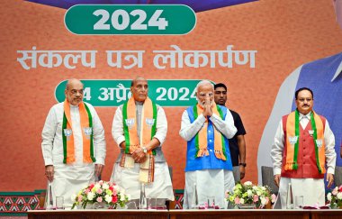 NEW DELHI, INDIA - APRIL 14: Başbakan Narendra Modi, İçişleri Bakanı Amit Şah, Savunma Bakanı Rajnath Singh ve BJP Başkanı JP Nadda, BJP 'li Sankalp Patra' nın Lok Sabha Seçimleri için 14 Nisan 2024 'te BJP Genel Merkezi' nde başlatılması sırasında,