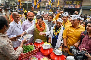 NEW DELHI, INDIA - APRIL 18, 2024: Doğu Delhi 'den AAP adayı, Kuldeep Kumar ve AAP Kıdemli Lideri Sanjay Singh, 18 Nisan 2024 tarihinde Yeni Delhi, Hindistan' da Shakurpur ve Laxmi NagarArea yakınlarında kapı kapı dolaşan Padyatra kampanyaları sırasında.