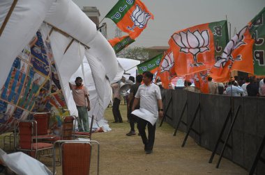 NEW DELHI, INDIA - 13 Nisan 2024: İnsanlar, Birlik İçişleri Bakanı Amit Şah 'ın 13 Nisan 2024 tarihinde Hindistan' ın Yeni Delhi kentinde gerçekleştirdiği 33.. 