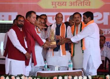 GREATER NOIDA, INDIA - 23 Nisan: 23 Nisan 2024 tarihinde Bisahda Köyü Dadri 'deki Seçim Kampanyası mitinginde BJP Gautam Budh Nagar Adayı adayı Dr. Mahesh Sharma ve diğer BJP liderleri ile birlikte Savunma Bakanı Rajnath Singh