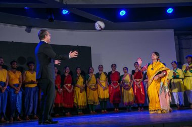 NEW DELHI, INDIA - 13 APRIL 2024: Kenneth Felix Haczynski da Nobrega, Bharatanatyam şarkıcısı ve yapımcısı Jayalakshmi Eshwar (R) ile birlikte 