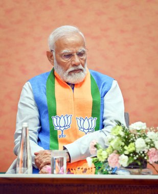 NEW DELHI, INDIA - 14 APRIL 2024: BJP 'den Sankalp Patra' nın Lok Sabha Seçimleri için BJP Genel Merkezi 'nde fırlatılması sırasında Başbakan Narendra Modi