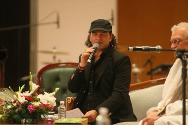 NEW DELHI, INDIA - 17 Mart 2024: Bollywood şarkıcısı Mohit Chauhan 17. Kathakar Uluslararası Hikayeciler Festivali sırasında Delhis Bharat Mandapam, Pragati Meydan, 17 Mart 2024 tarihinde Yeni Delhi, Hindistan