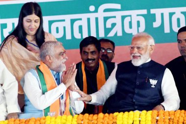 GAYA, INDIA - 16 Nisan 2024: Başbakan Narendra Modi ve Birlik Bakanı Ashwini Choubey 16 Nisan 2024 tarihinde Hindistan 'ın Gaya kentinde yapılan seçim toplantısında.