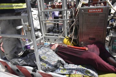 PATNA, INDIA - 25 Nisan 2024 'te Patna, Hindistan' da Patna Junction tren istasyonu yakınlarındaki Pal Otel 'de çıkan yangını itfaiyeciler söndürdü. Yangında en az altı kişi öldü ve 18 kişi hastanede yaşam mücadelesi veriyor.. 