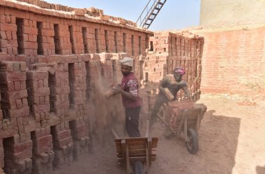 GHAZIABAD, INDIA - 30 Nisan: Uluslararası İşçi Bayramı arifesinde bir tuğla fabrikasında çalışan Gaziabad Muradnagar Kızılderili işçi sınıfı. Uluslararası İşçi Bayramı, bazı yerlerde İşçi Bayramı olarak da bilinir, her yıl 1 Mayıs, 30 Nisan 2024 