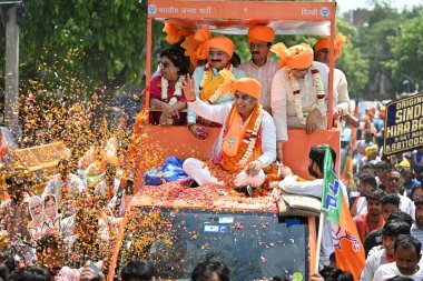 NEW DELHI, INDIA - 29 APRIL 2024: BJP 'nin Kuzey Batı Delhi' deki Lok Sabha Seçimleri adayı, Yogender Chandolia ve Delhi BJP Başkanı Virendra Sachdeva, Adaylık Belgelerini sunmadan önce Roadshow sırasında. 