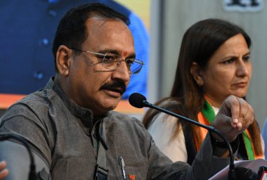 NEW DELHI, INDIA - 15 Nisan 2024 'te Delhi BJP Başkanı Virendra Sachdeva ve Batı Delhi Lok Sabha adayı Kamaljeet Sehrawat, 15 Nisan 2024' te Delhi, Hindistan 'da bulunan Kejriwal Hükümeti' nde basın mensuplarına demeç verdi.. 