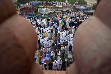 NEW DELHI, INDIA - 11 Nisan 2024: Müslüman cemaatinden insanlar 11 Nisan 2024 'te Hindistan' ın Yeni Delhi kentinde Jama Mescidi 'nde Kurban Bayramı dolayısıyla Namaz kılıyor. (Fotoğraf: Sanjeev Verma / Hindustan Times)